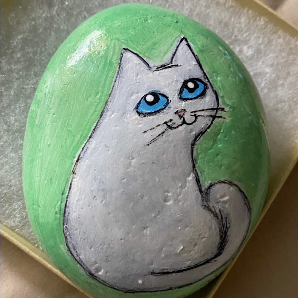 Rock Art Dreamy White cat on Natural Rock - Picture 2 of 2